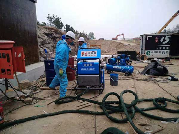 防腐工程如何噴涂聚脲?什么機器好用?(圖1) 聚脲噴涂機H5600(T)噴涂測試